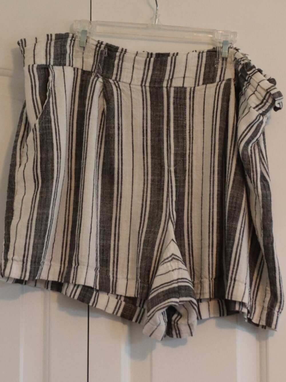 LILI Sport Striped Rayon/Linen Blend Shorts Sz 1X Back Elastic Waistband Pockets